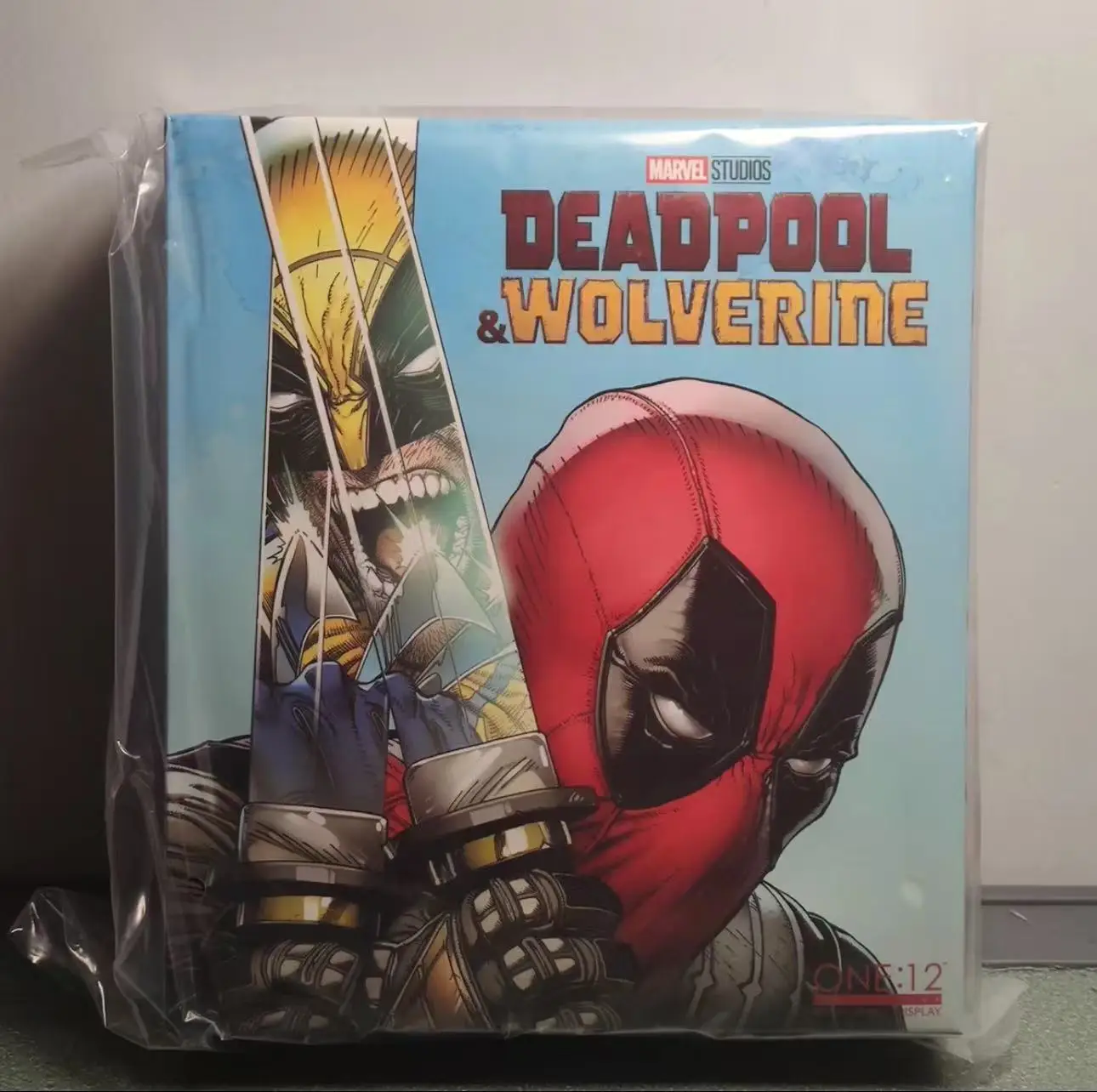Figura de ação articulada MEZCO Ant de 6 polegadas Marvel Universe Deadpool e Wolverine Deluxe Edition