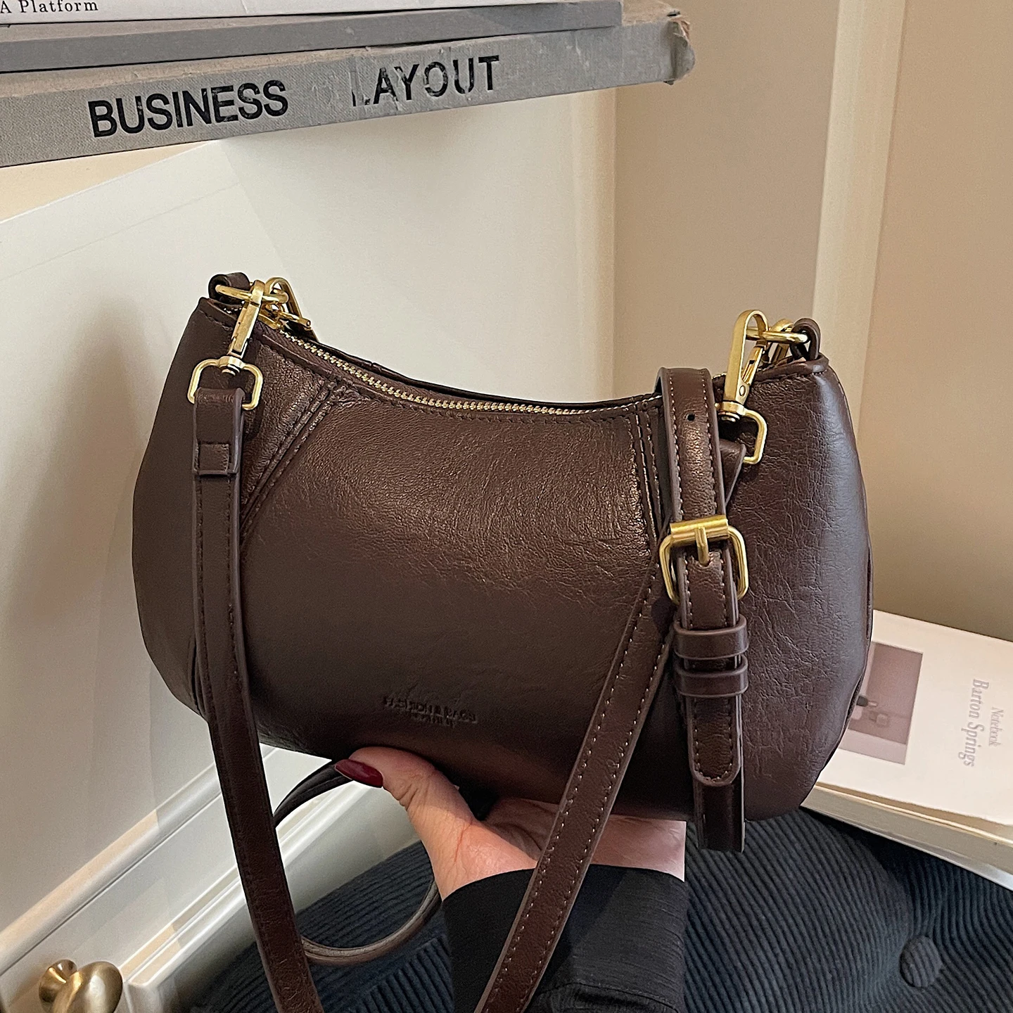 

Retro Letter Crossbody Bags for Women Autumn Winter Zipper PU Square Shoulder Bag Solid Color Commuting Female Underarm Pack