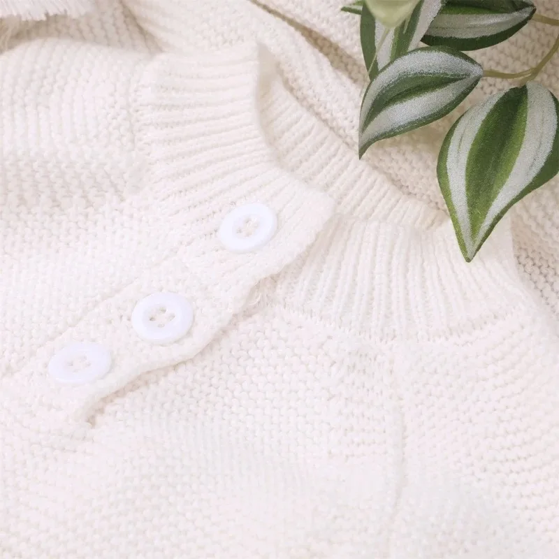 تتضمن صندوق هدايا مجموعة ألعاب الميلاد ذات الاسم الشخصي وسلسلة اللهاية والتسنين والمرايل والزواحف والبطانيات