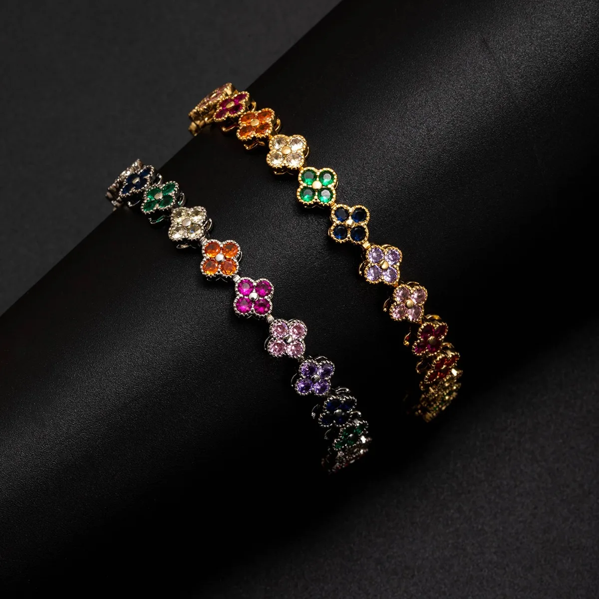 A Colorful Lucky Four-Leaf Flower Bracelet Inlaid With Zircon, Luxurious And High-End Small Fragrance Style, Versatile For Women