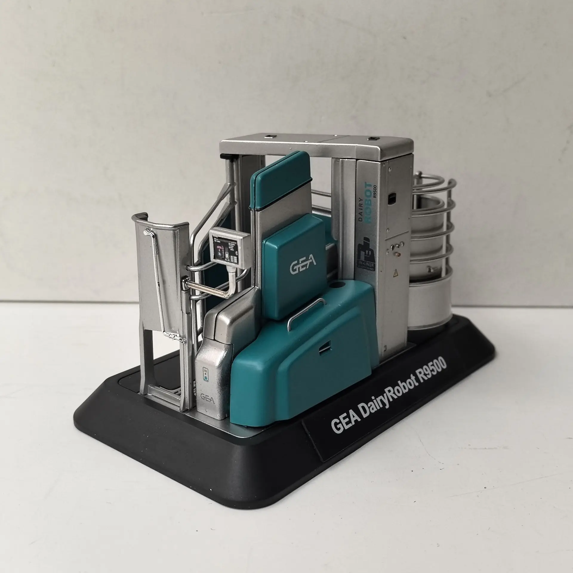 

Diecast 1/32 Scale GEA DairyRobot R9500 Animal Bath Sterilization Machine Alloy Model Collectible Toy Gift Souvenir Display