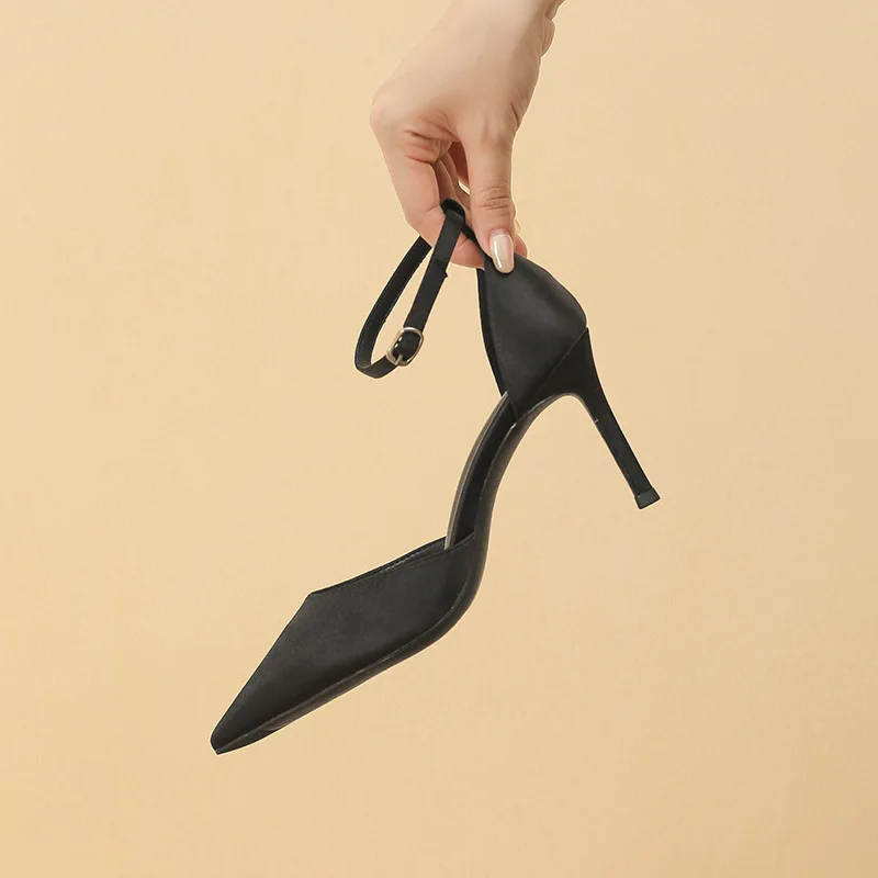 

2025 Новые зимние черные босоножки во французском стиле с открытым носком на тонком каблуке с острым носком и ремешком на щиколотке, женские элегантные пикантные туфли для вечеринок