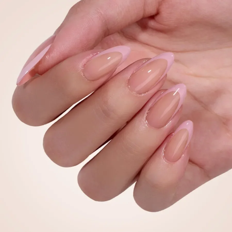 秋のプレスオンネイル、ミディアムアーモンドシェイプ、フレンチチップ、ソフトジェル仕上げ、肌色のフェイクネイル、簡単ソーキングオフ