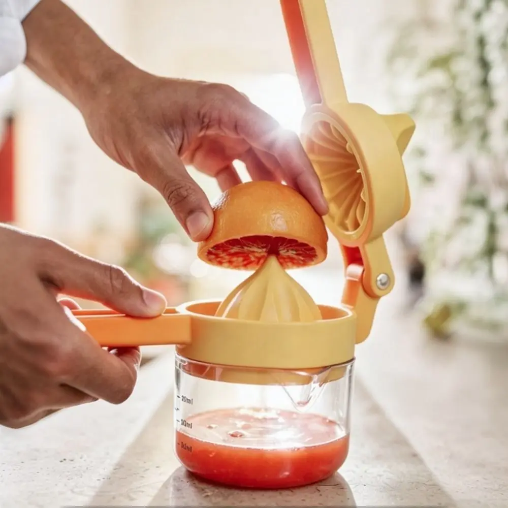 Hand-operated Rotary Manual Lemon Juicer with Juice Storage Cup V-shaped Guide Nozzle Orange Squeezer Plastic Labor Saving