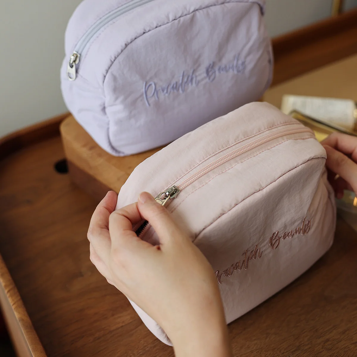 حقيبة مستحضرات التجميل المطرزة باللون الوردي والأرجواني للسفر بسعة كبيرة وسحاب وحقيبة تخزين وحقيبة أدوات الزينة وحقيبة داخلية كبيرة بلون سادة #3