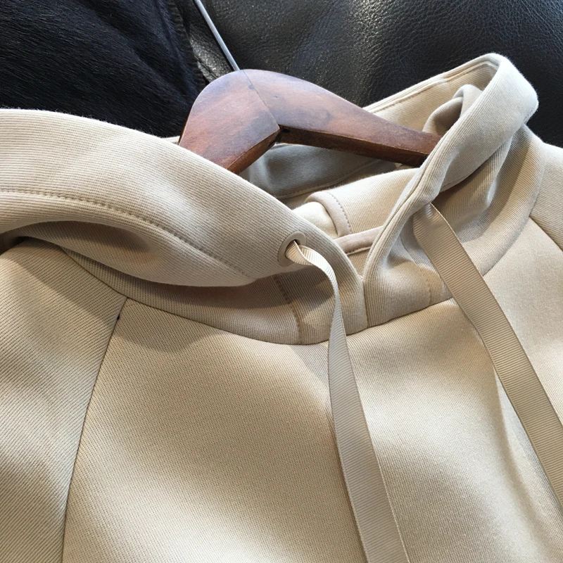 Damska bluza z kapturem na jesień 2025, dopasowany krój, mieszanka bawełny i poliestru, luźna, uniwersalna, modna, codzienna odzież, długi rękaw.