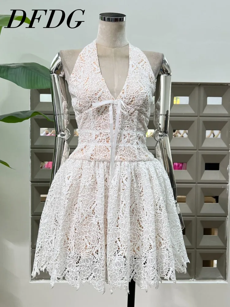 DFDG المرأة 2025 أنيقة القوس ثلاثية الأبعاد الدانتيل قطع الخامس الرقبة الرسن الرقبة فستان الحفلات المسائية لربيع وصيف مثير الجوف خارج تصميم #1