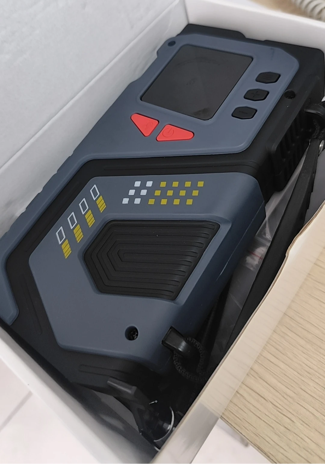 Portable Jump Starter - Tragbarer Starthilfe-Reifenfüller 2-in-1 Kabelloser Auto-Luftkompressor Powerbank
