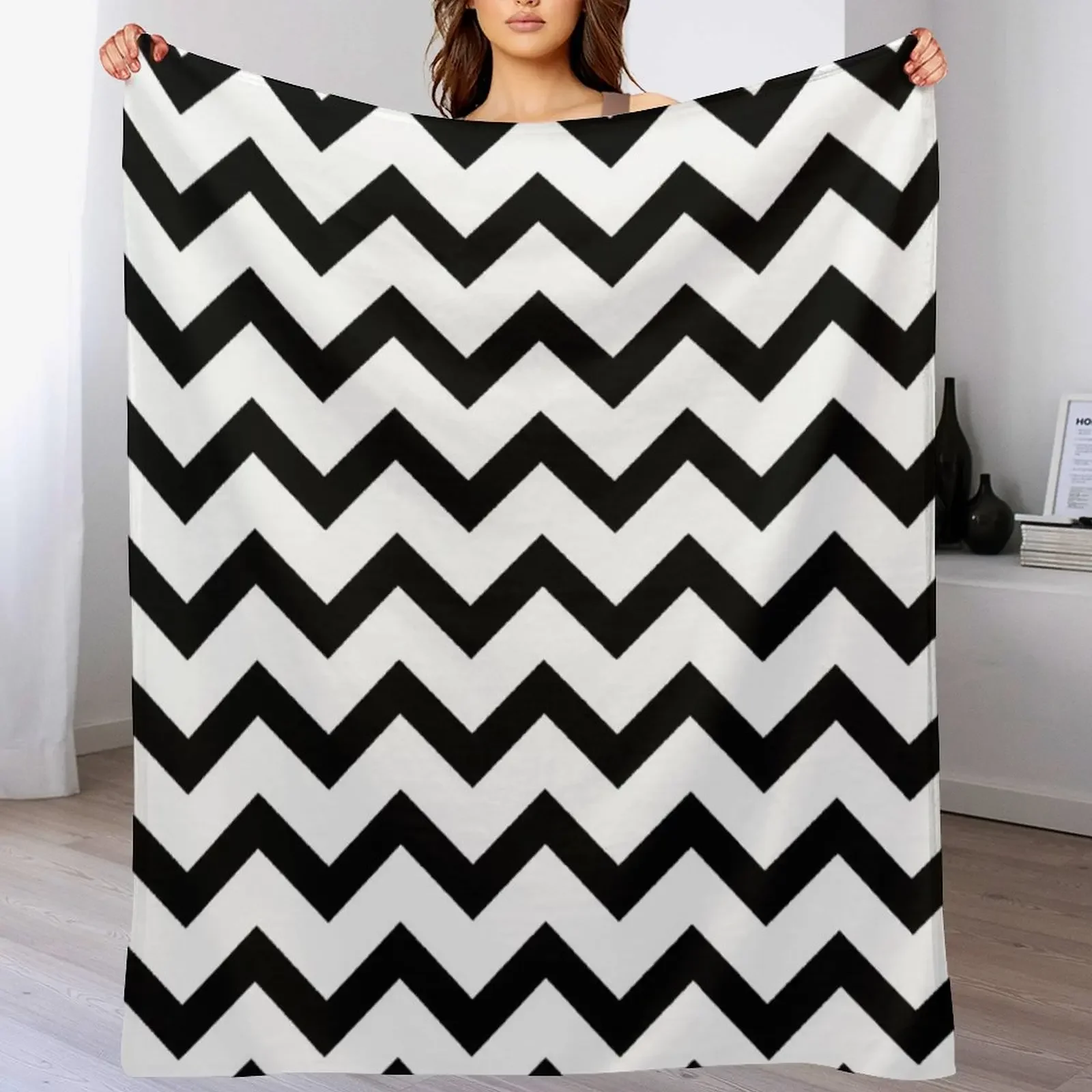 Simple Black and white Chevron pattern Throw Blanket Ultra Plush Cozy Blanket for Napping Sleeping
