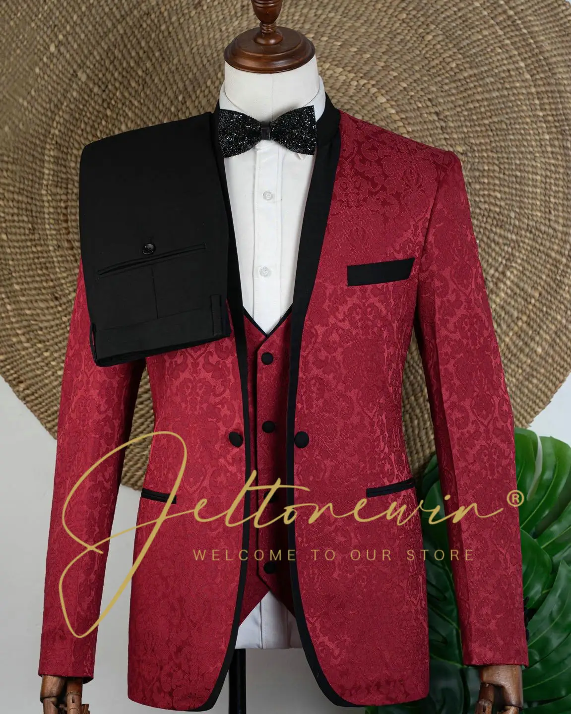 

Красный мужской смокинг с жилетом. Элегантный классический стиль. Официальный наряд для жениха или вечера для особых случаев и банкетов.