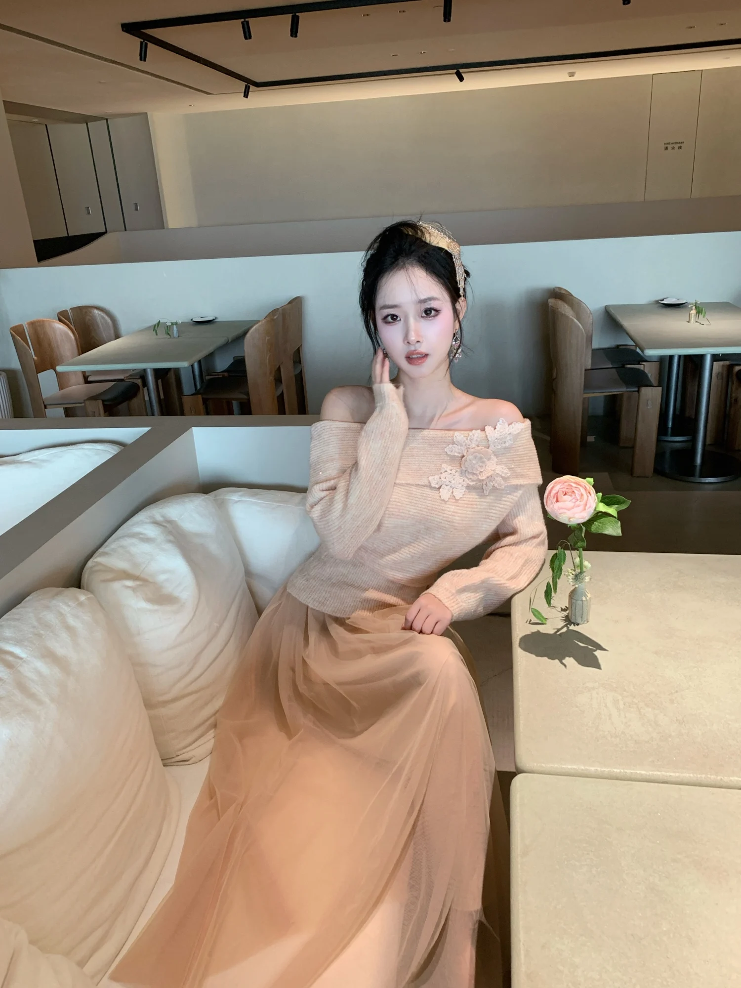 

Комплект из двух предметов Changmitang: вязаный топ на одно плечо и брюки. Женский модный костюм белого цвета, подчеркивающий фигуру и создающий эффект стройности.