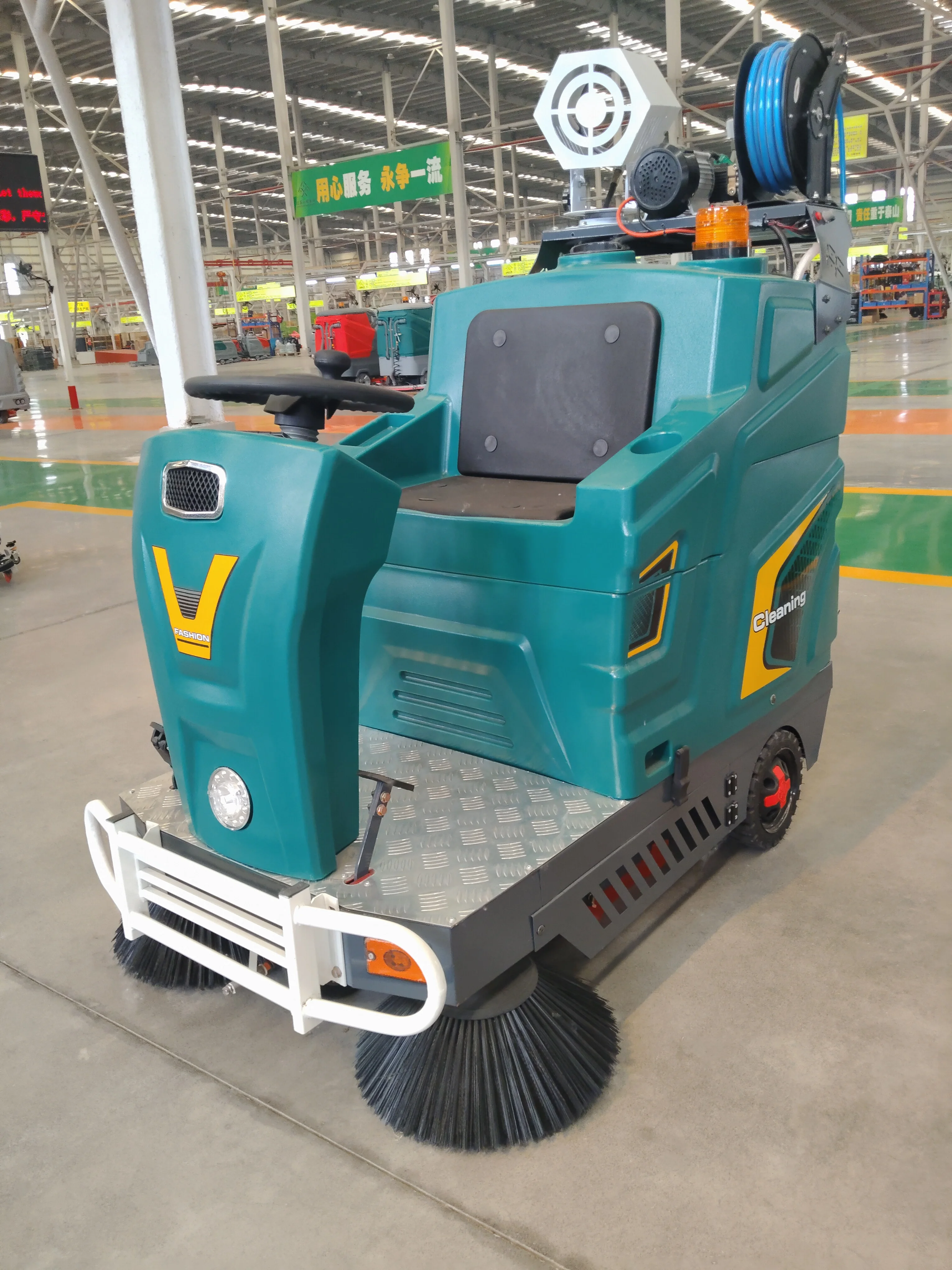 770 Hot Selling Ride-On Electric Road Sweeper, Driving Type Street Vacuum Cleaner, Outdoor Commercial Cleaning