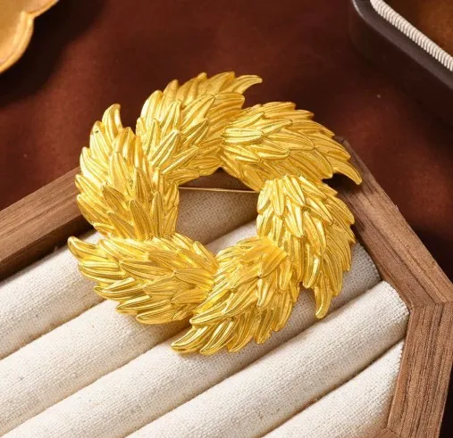 Retro matte gold wheat ear circle brooch, personalized and niche metallic texture, chest flower, suit jacket, pin accessories