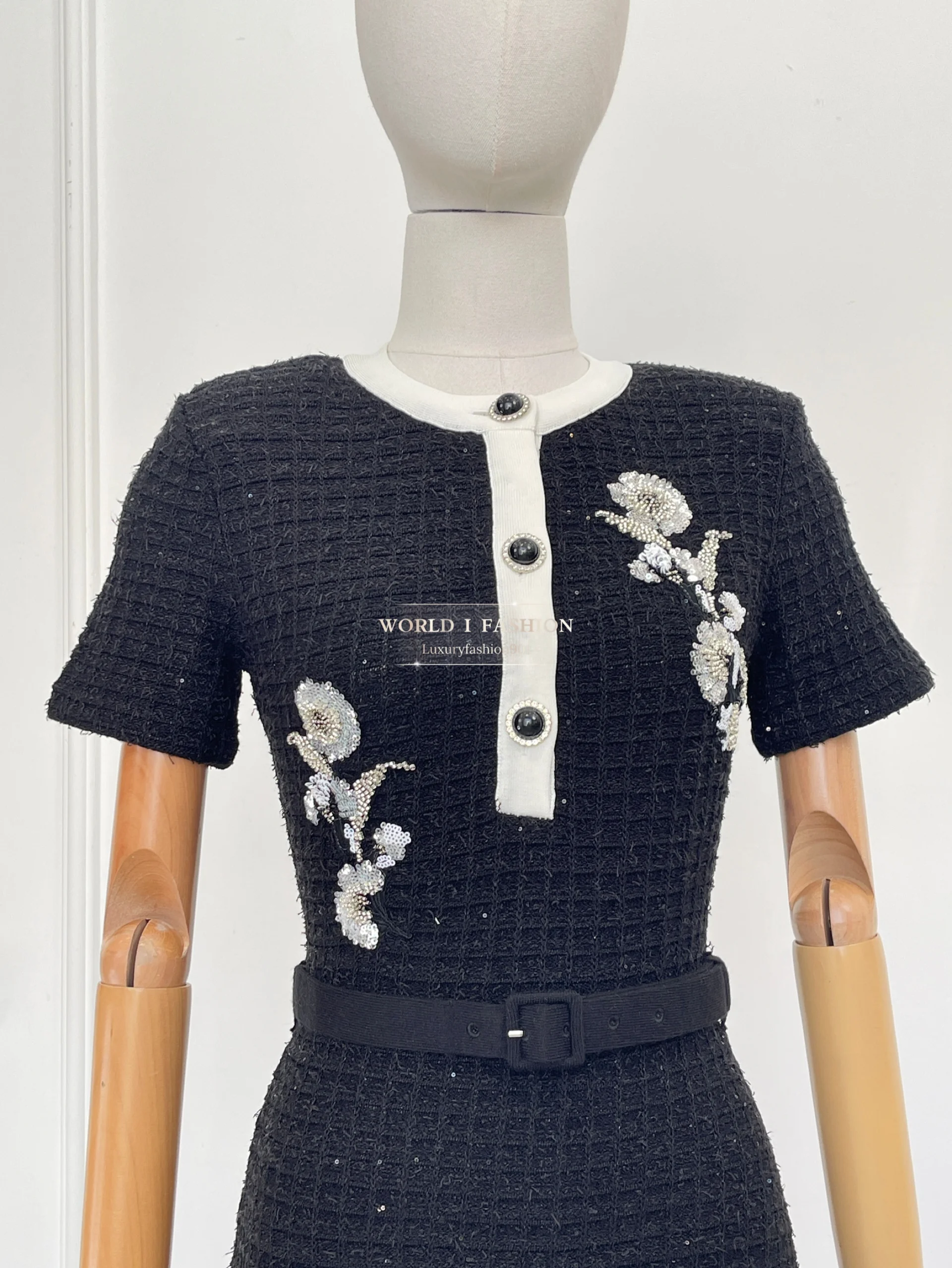 2025 Mini vestido preto de alta qualidade com manga curta e bordado de flores para mulheres
