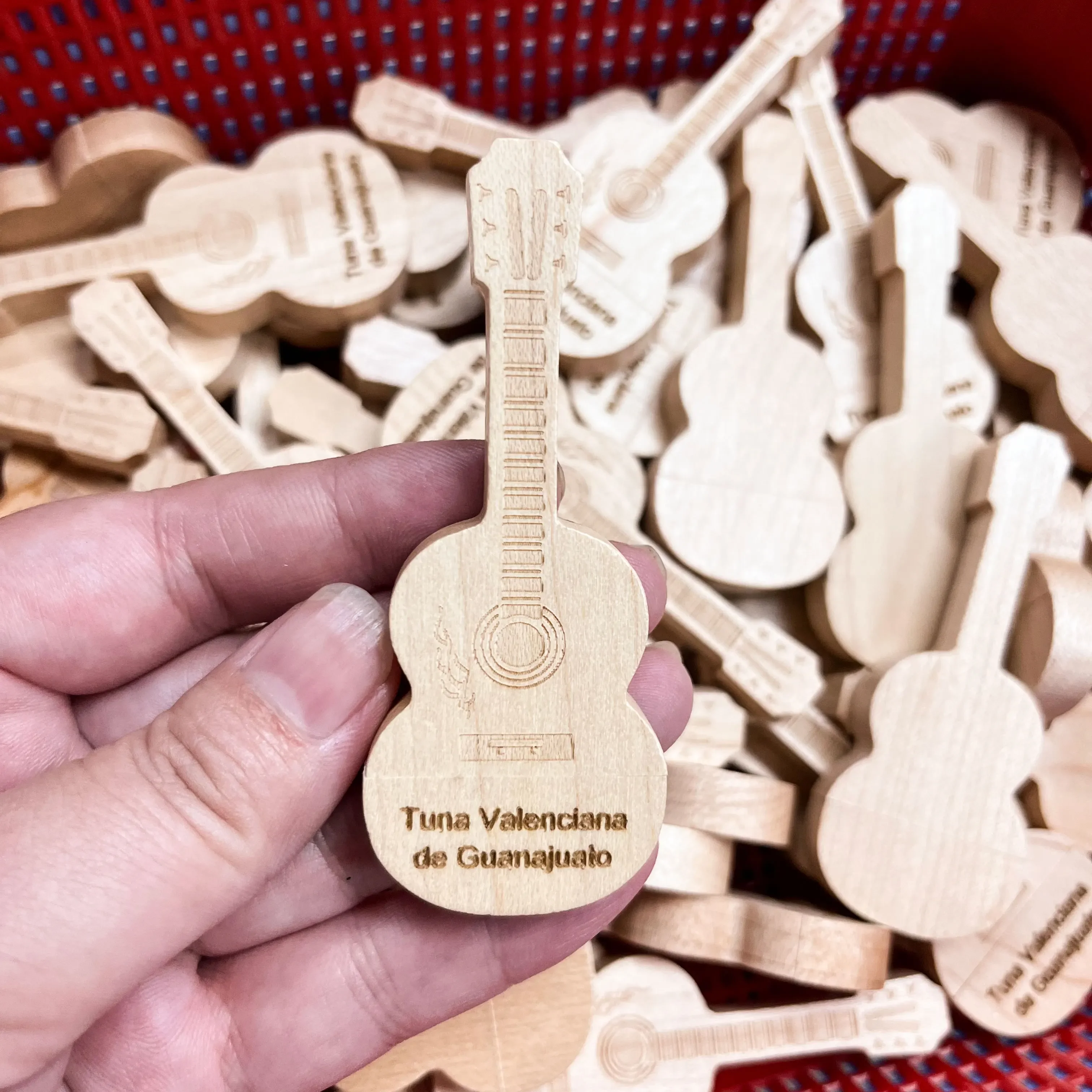 50 unids/lote unidad Flash USB de guitarra de madera 128GB logotipo personalizado gratis Pen Drive 64GB memoria de buena memoria de madera regalos creativos disco U 32GB