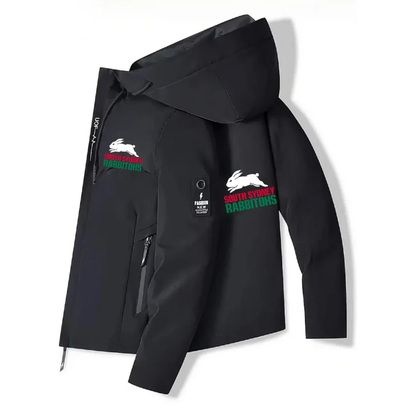 

Мужская легкая куртка - ветровка с капюшоном на молнии и принтом кролика, изготовленная из волокнистого материала для верха и подкладки.