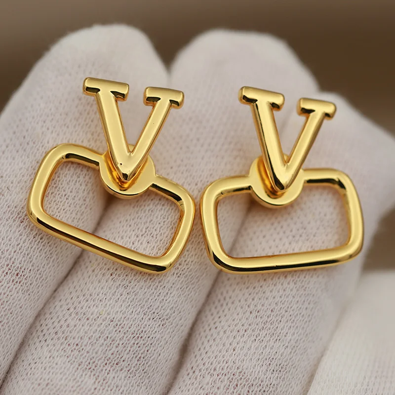 New Sight Design Luxury Metal Letter V Stud Earrings for Women Fashion Brand Brand Jewelry Simple Style Hollow Earrings