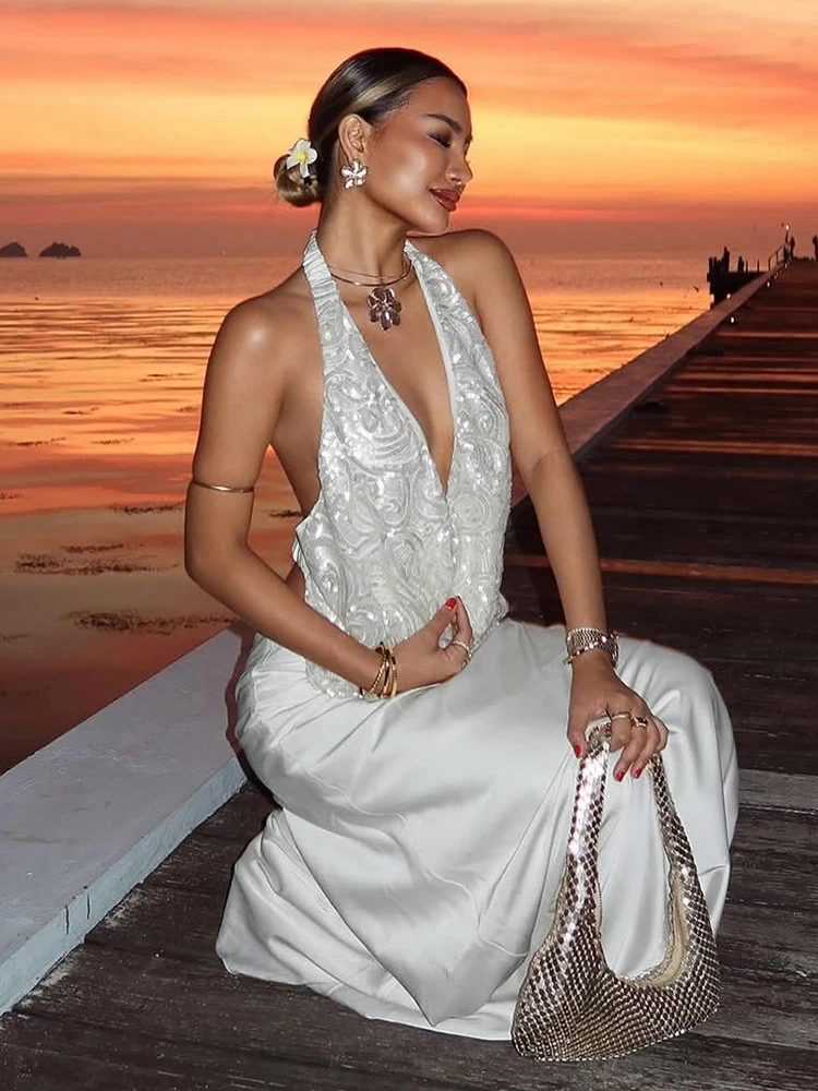 セクシーな深いVネックのブラトップとスリムフィットのスカートセット、WEIRD PUSSラグジュアリーな高級感のあるファッショナブルな女性用衣装