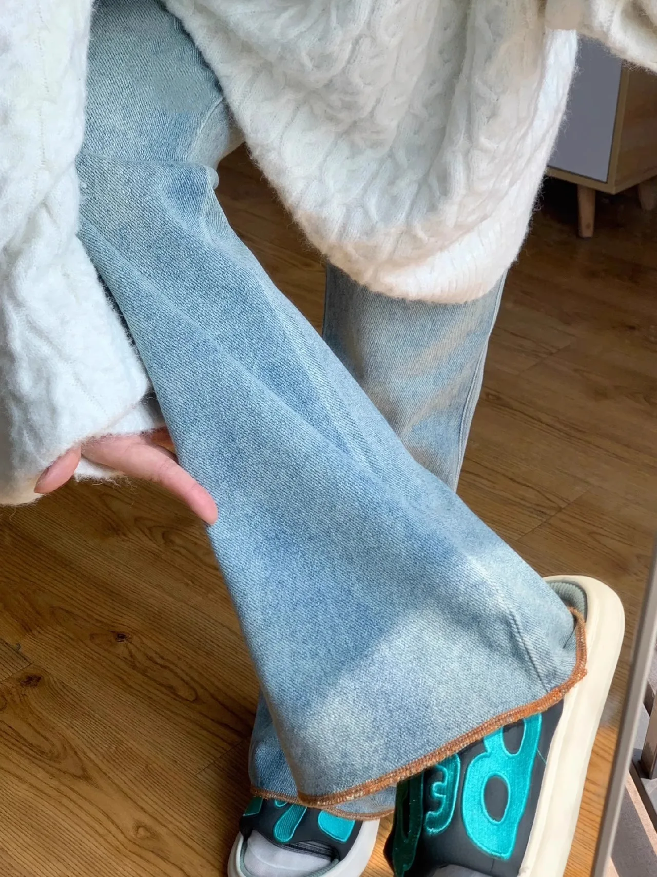 

Light Wash High Waist Bell Bottom Jeans Women's Early Spring 2024 New Versatile High Waist Flared Floor Length Hoof Pants