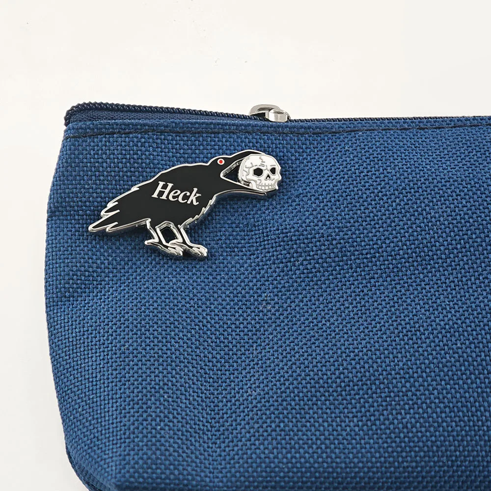 Lustige Goth-Hühner-Emaille-Pin, Höllischer Rabe mit Totenkopf, Gothic Schwarze Krähchen-Brosche, Anstecknadel für Rucksack, Dark-Humor-Schmuckgeschenk – Detail 5