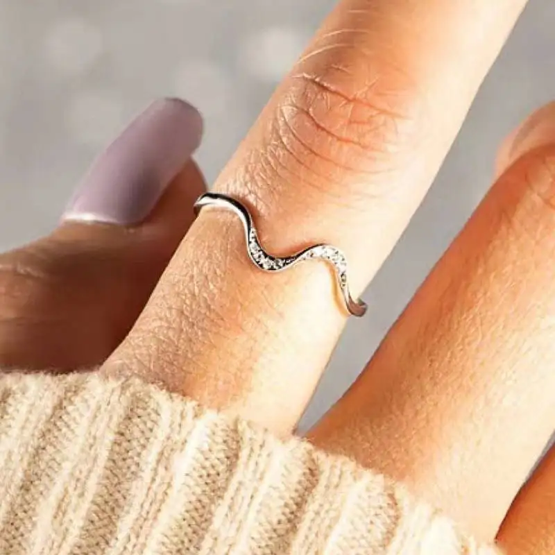 Huitan Damen-Ring im frischen Stil, Wellen-Design, eingelegt, glänzende CZ, einfache Party, Alltag, Accessoires, vielseitiger Verlobungsring, trendiger Schmuck