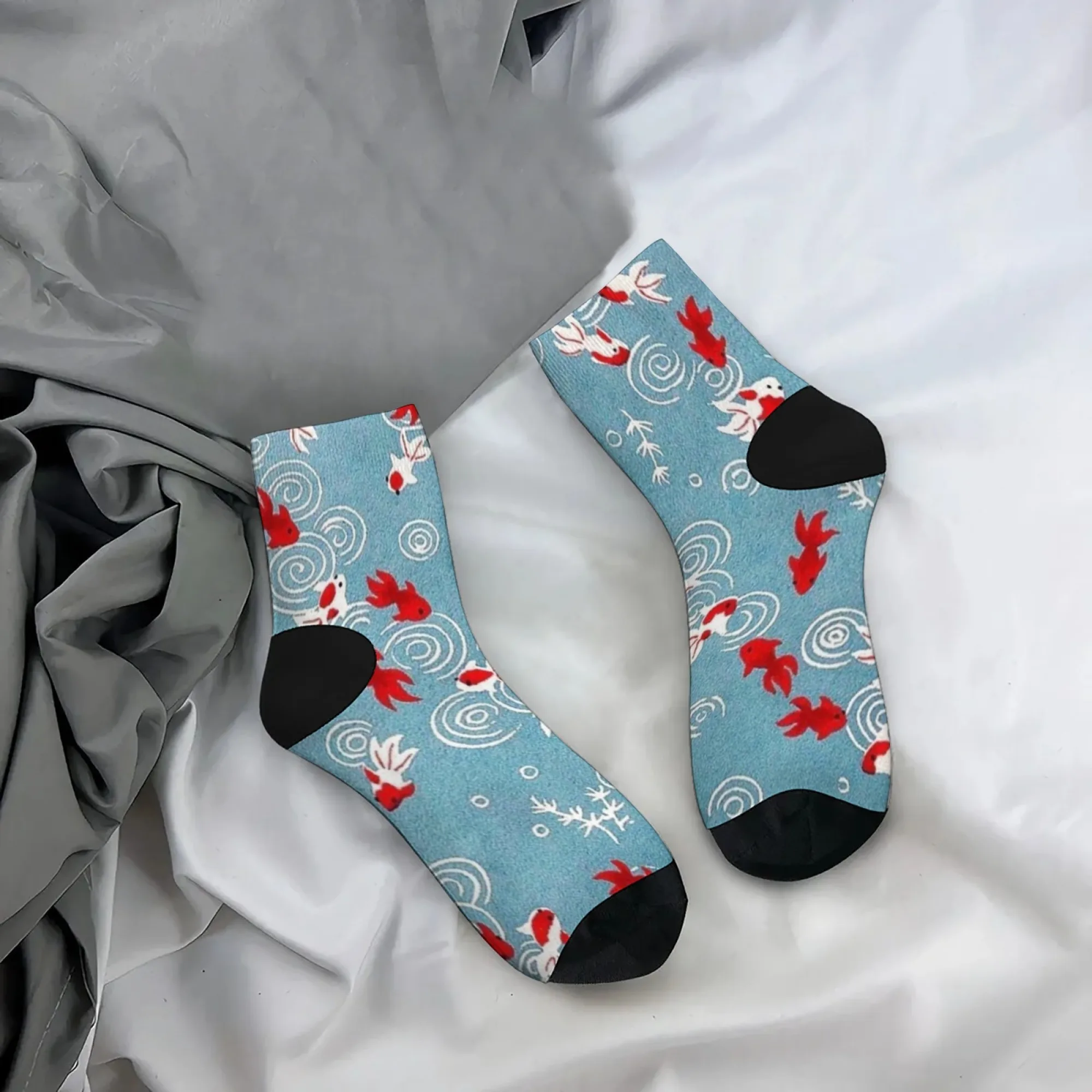 جوارب قصيرة للرجال من Crazy بخلفية أزرق مع سمك الشبوط الأحمر، جوارب مريحة غير قابلة للانزلاق، جوارب هيب هوب للسفر واللياقة البدنية #4