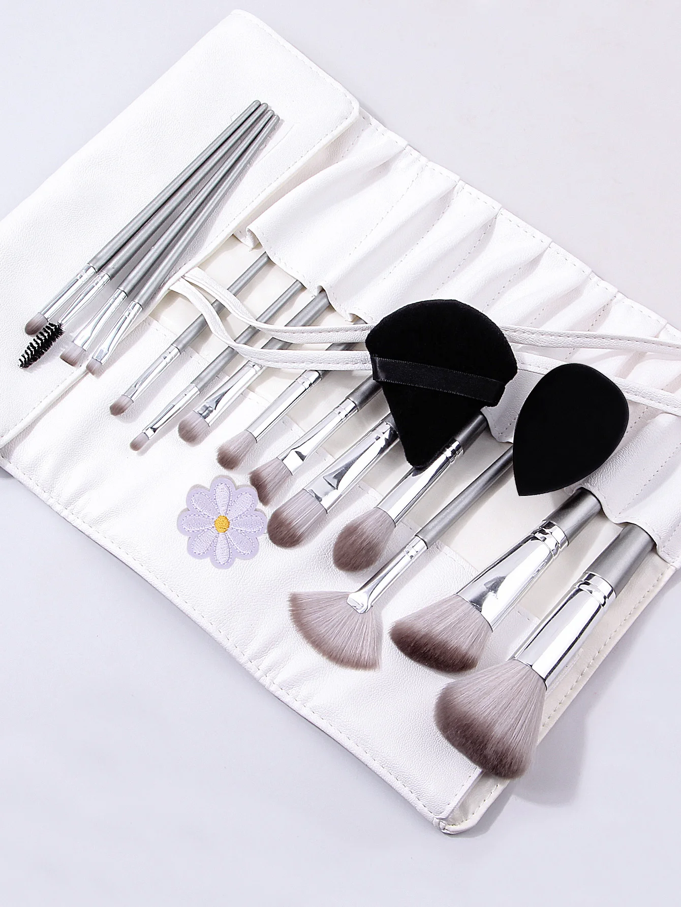 17個のメイクアップツールセットには、次のものが含まれます：14個のメイクブラシセット+1個のメイクアップスポンジ+1個の三角パウダーパフ+1個の12穴収納バッグ