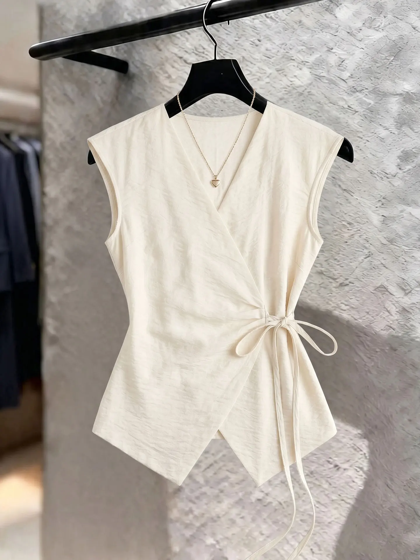 

Korean Style Pure Color V-Neck Sleeveless Vest 2026 Summer Design Sense Waist-Cinching Slimming Versatile Small Shirt Top for...