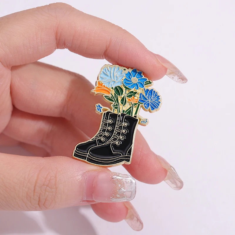 Boot bunga Enamel pin kustom lucu indah biru bunga bros kerah lencana tanaman lucu perhiasan hadiah untuk anak-anak teman