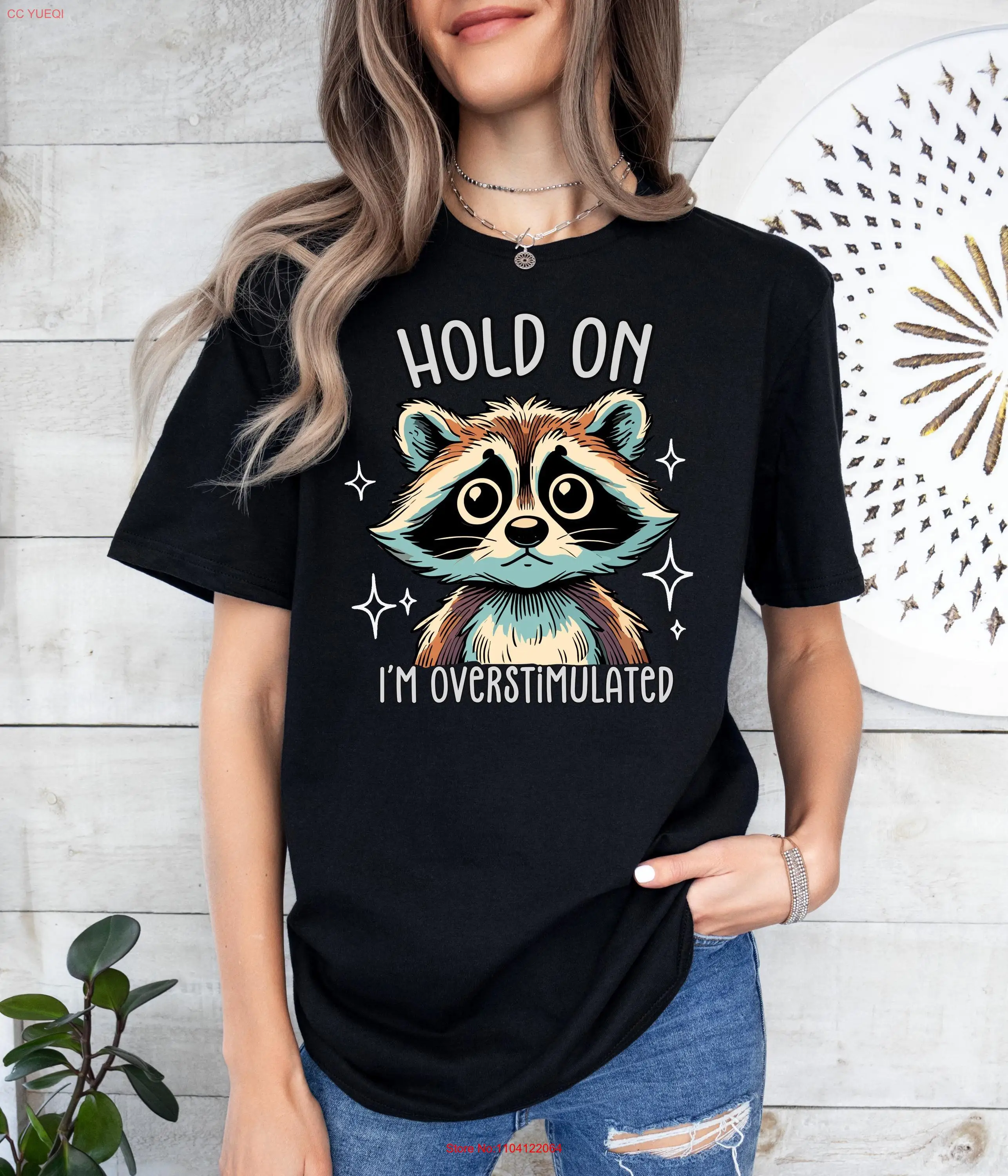 

Футболка Hold On I'm Overstimulated Funny Meme Trendy Raccoon Unhinged Weirdcore с длинными или короткими рукавами