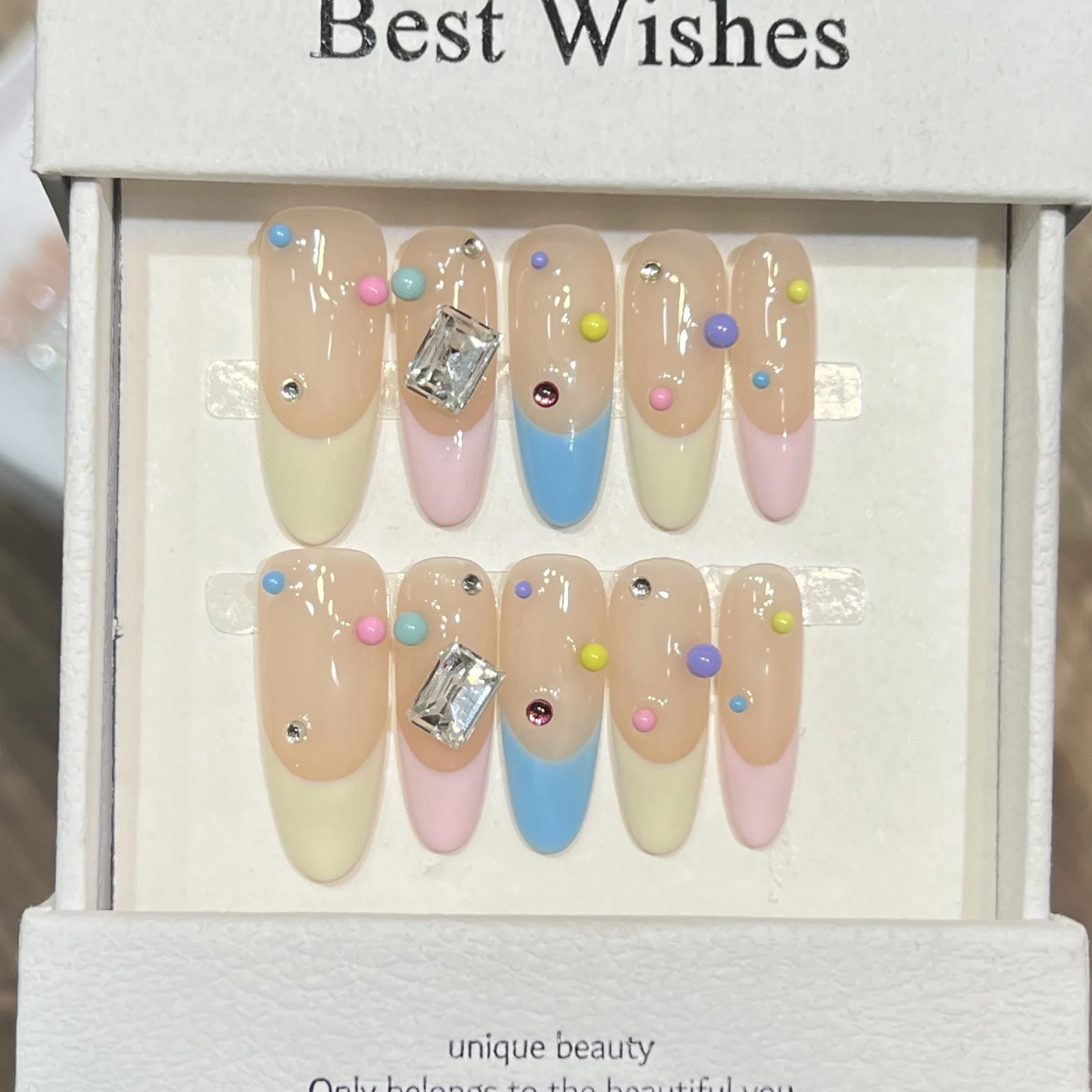 10 szt. Długie migdałowe sztuczne paznokcie francuskie z tęczowym brokatem, błyszczące cukierkowe kolory, francuskie tipsy dla kobiet, manicure artystyczny.