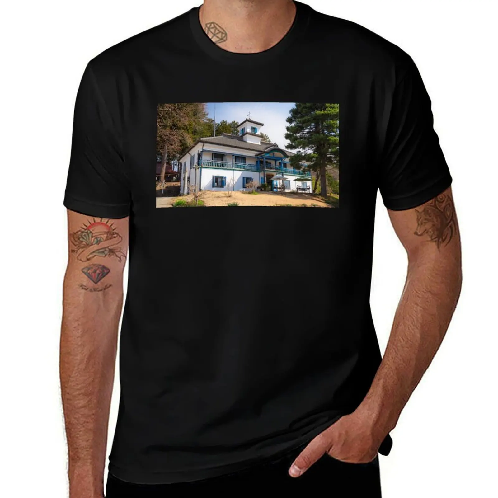 Edificio escolar histórico de 1875 en Japón Rural Repurpuesto como Museo y Café Camiseta hombre camiseta camiseta de compresión hombres