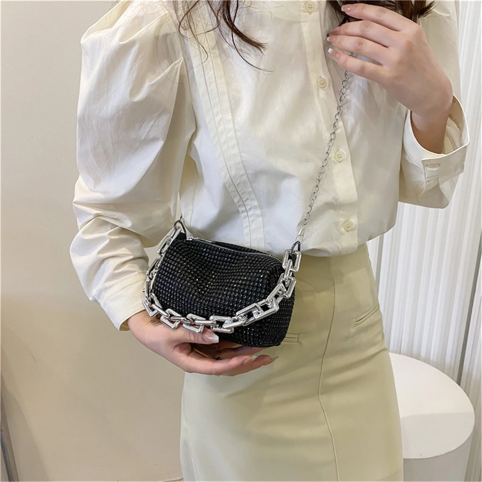 女性のためのフラッシュダイヤモンドデザインの豪華なショルダーバッグ,トレンディなハンドバッグ,小さなショルダーストラップ,旅行の財布,夏のファッション,新しい2024