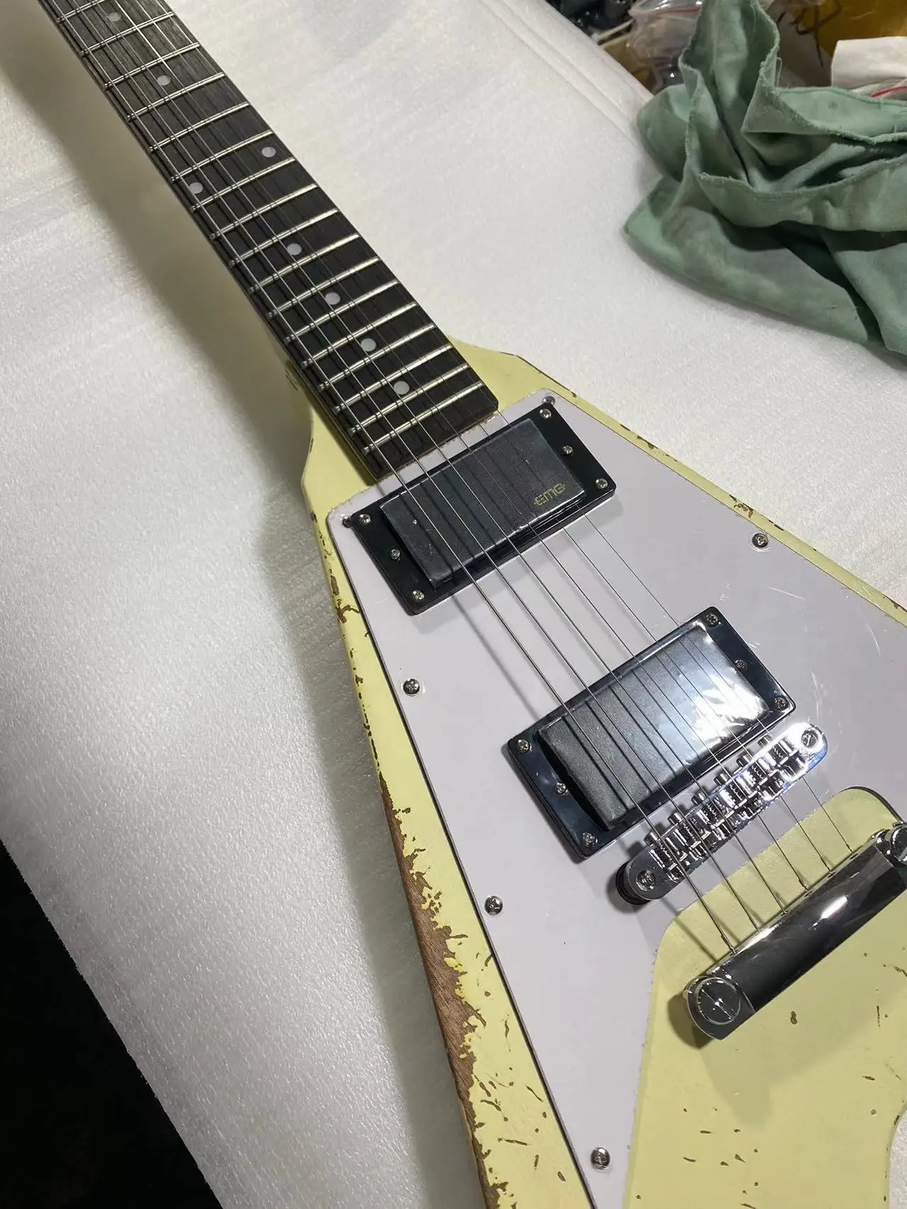 Gitara elektryczna Relic Fly-V Style, korpus mahoniowy, kolor kremowy, podstrunnica z palisandru, mostek Tune-O-Matic, wersja podpisana, replika