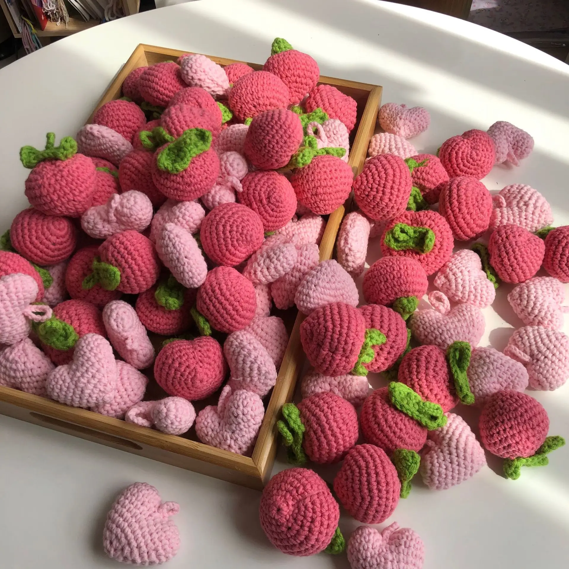 ظهرت زهور محبوكة تصنعها بنفسك ، كروشيه يدوي ، فراولة يدوية الصنع ، فن الخوخ ، إنز هدية عيد الحب