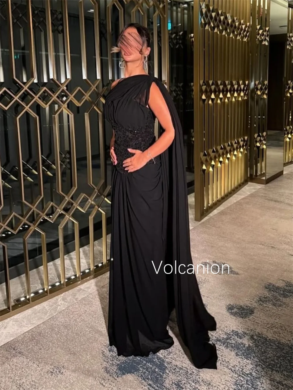 فساتين طويلة مخصصة بطيات شيفون كلاسيكية مطرزة مستقيمة بكتف واحد Quinceanera مناسبة مخصصة لامعة