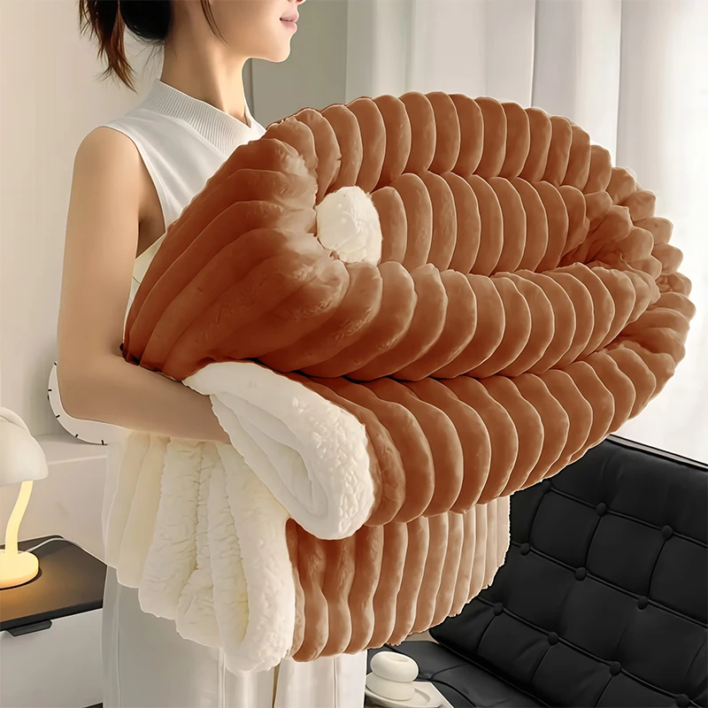 قطعة واحدة من بطانية صوف شيربا المرجحة - ناعمة ودافئة من فرو الأرنب الصناعي، مفرش سرير معاصر مخطط باللونين البيج والأبيض للسرير