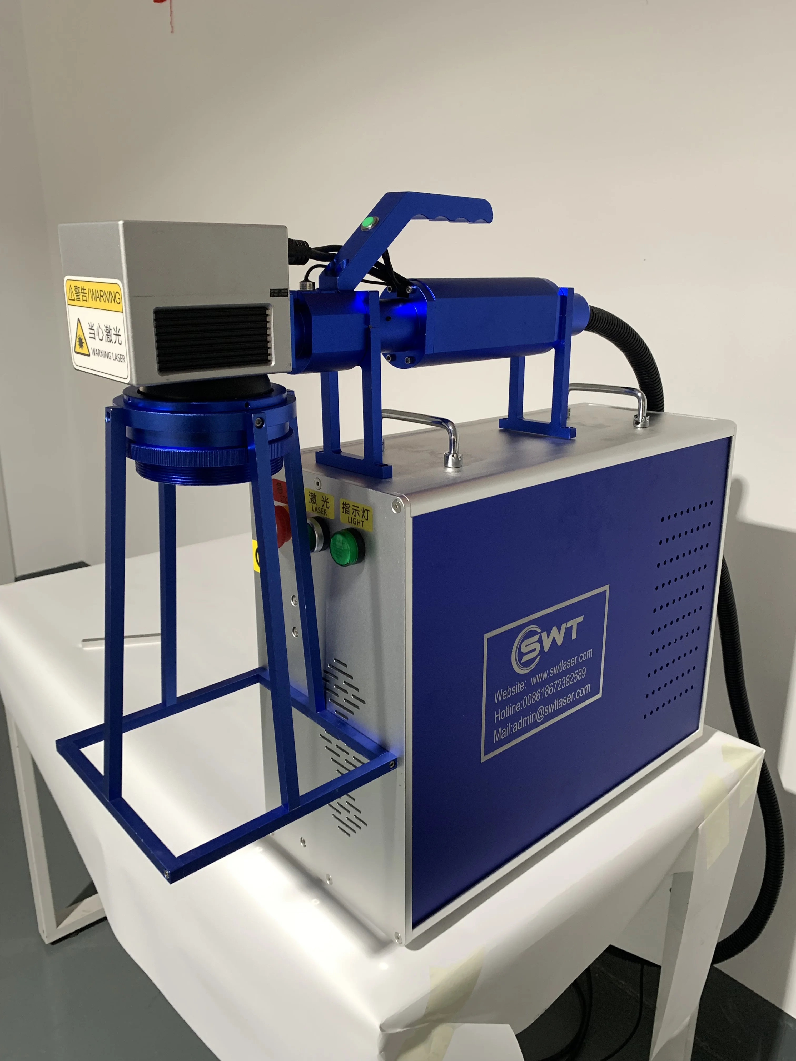 

SWT Портативная волоконная лазерная маркировочная машина 20 Вт Компактная конструкция с автофокусом для разметки ювелирной электроники Сертифицированная CE