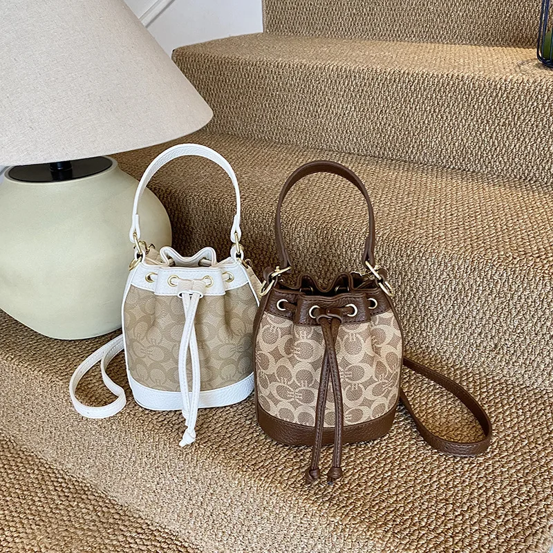 

New Women's Messenger/Handbag 2025 - Fashionable, Popular, Trendy Niche Retro Design, Versatile for Commuting and Makeup