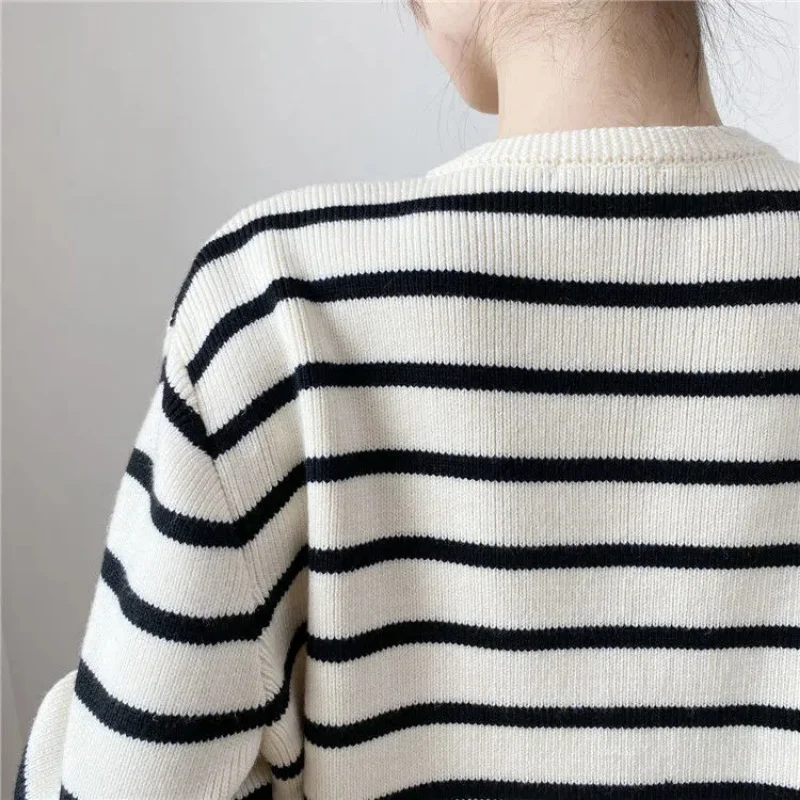 Autumn and winter Korean contrasting striped knitted cardigan women\'s winter single -row metal buckle pocket sweater cardigans