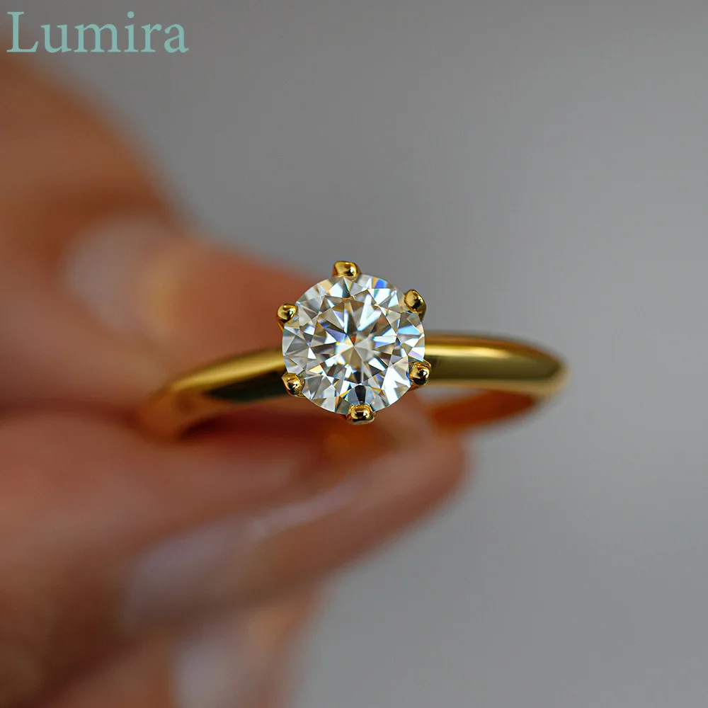 

Lumira сверкающее шестизубчатое кольцо из 100% настоящего золота 18 карат с круглым муассанитовым камнем 1 карат/2 карата для женщин, модные вечерние очаровательные ювелирные изделия