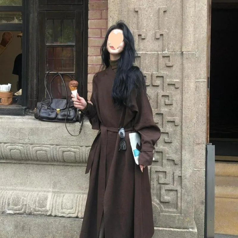 패션 하이 스트리트 롱 헵번 스타일 롱 코트 가을 겨울 레트로 분위기 레이스업 허리 브라운 트렌치 코트 여성용