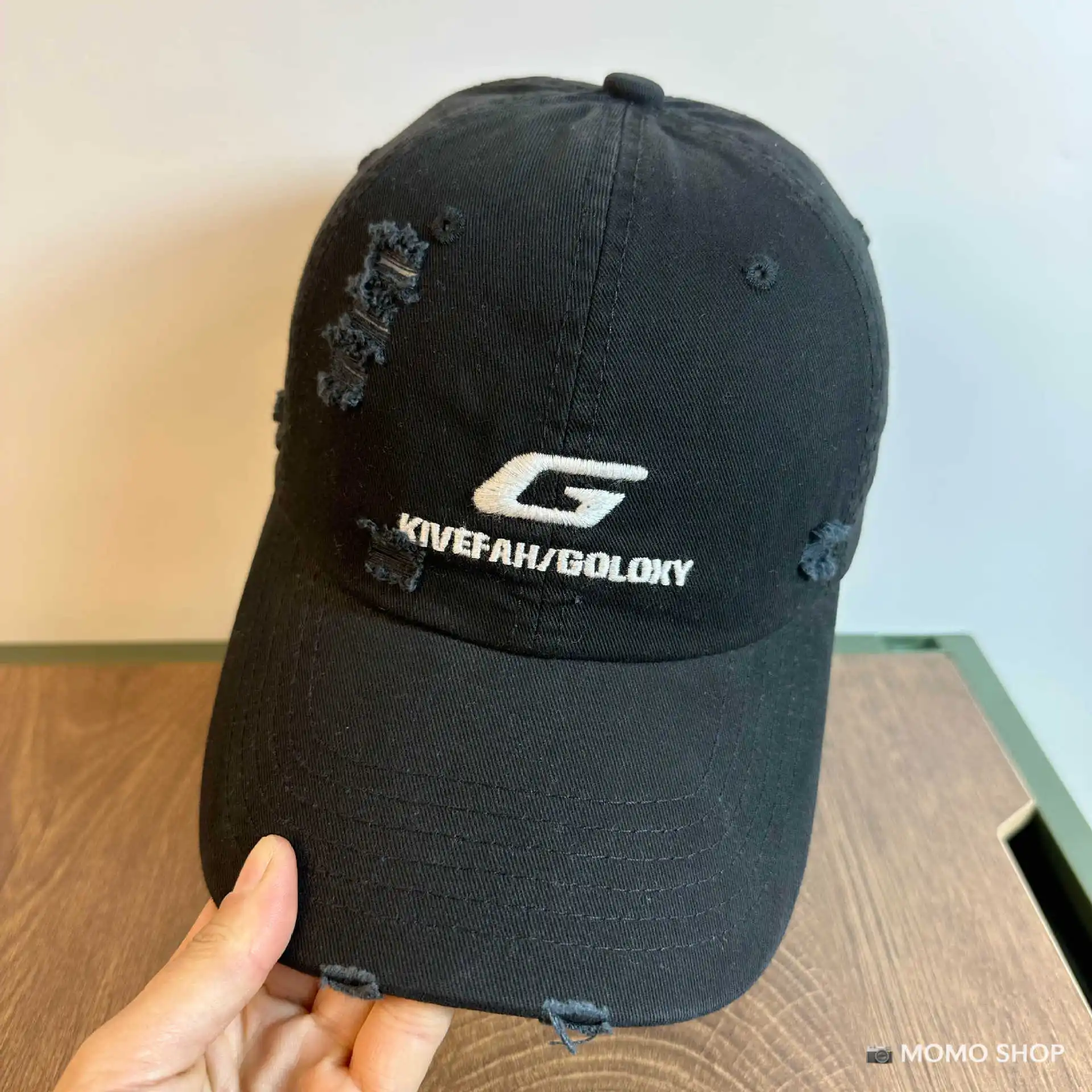 Vintage street-style distressed hip-hop baseball cap for women, featuring a large 'G' embroidered logo, Korean version, trendy b