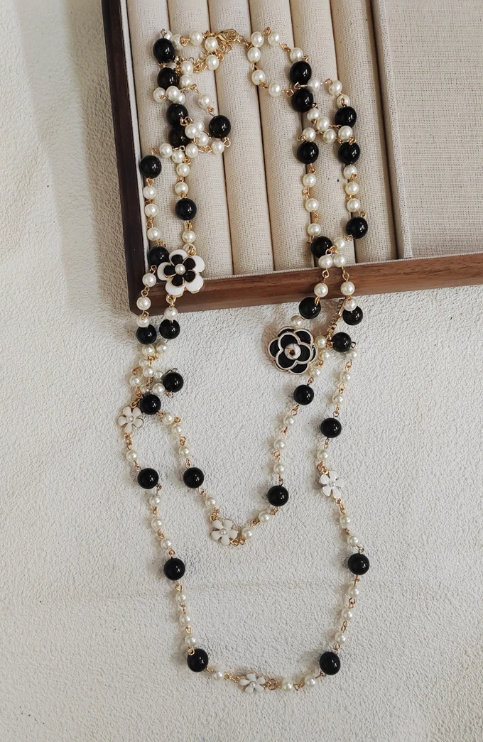 Trendige Halskette mit Perlenblumen-Anhänger, Schwarz-Weiß, Pulloverkette, Schmuck für Damen und Mädchen – Detail 1
