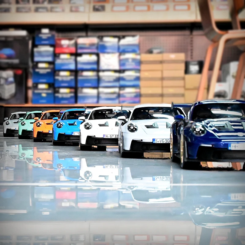 

In stock 1:18 911 992 GT3 RS die-cast alloy car model, supercar finished product, adult collectible display item.