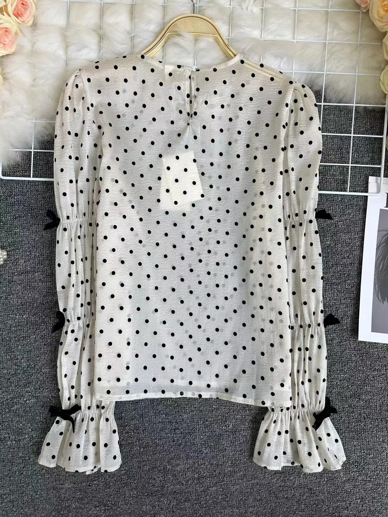 

Новая стильная женская блузка с рукавами-фонариками, винтажный топ в горошек из бархата с узлом для ранней весны