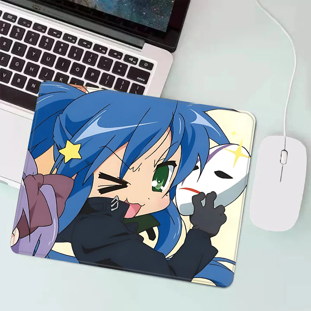 Lucky star konata izumi alfombrilla de ratón para juegos XS alfombrilla de ratón pequeña para PC Gamer decoración de escritorio alfombrilla de ratón de oficina alfombra de escritorio