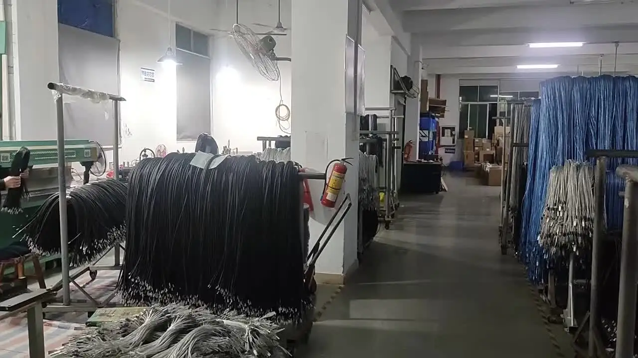 Linea di estensione di rete Gigabit CAT6 RJ45 Cavo Ethernet industriale da maschio a femmina ad angolo di 90 gradi Prolunga RJ45 in rame CAT5E