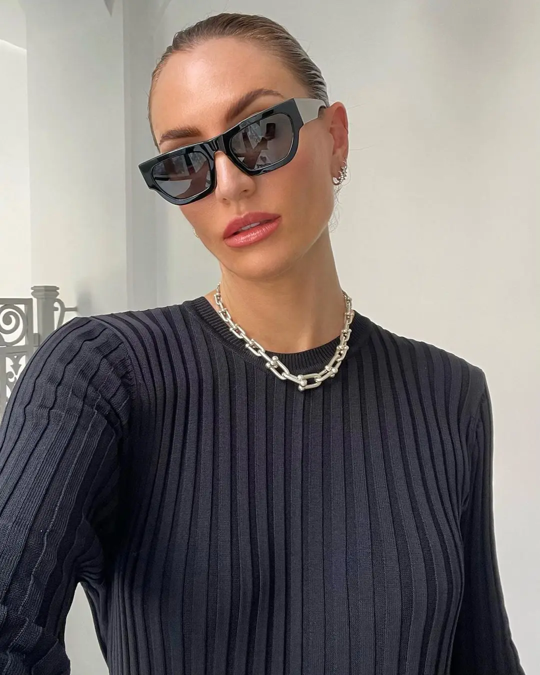 เดรสไหมพรมทรงใหม่ คอวี ทรงเข้ารูปช่วงเอว ชายเสื้อทรงวีลึก ให้ลุคดูผอมเพรียว เดรสยาวไหมพรม