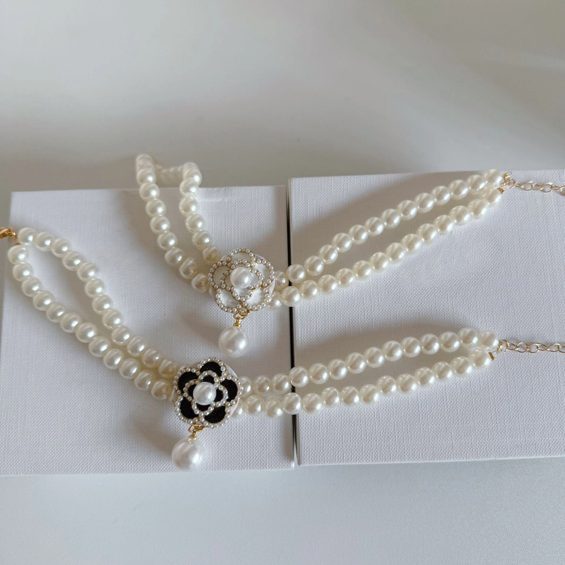 Perro mascota gato princesa doble capa Flor Retro collar de perlas cuello dulce oso de peluche Yorkshire accesorios para perros pequeños